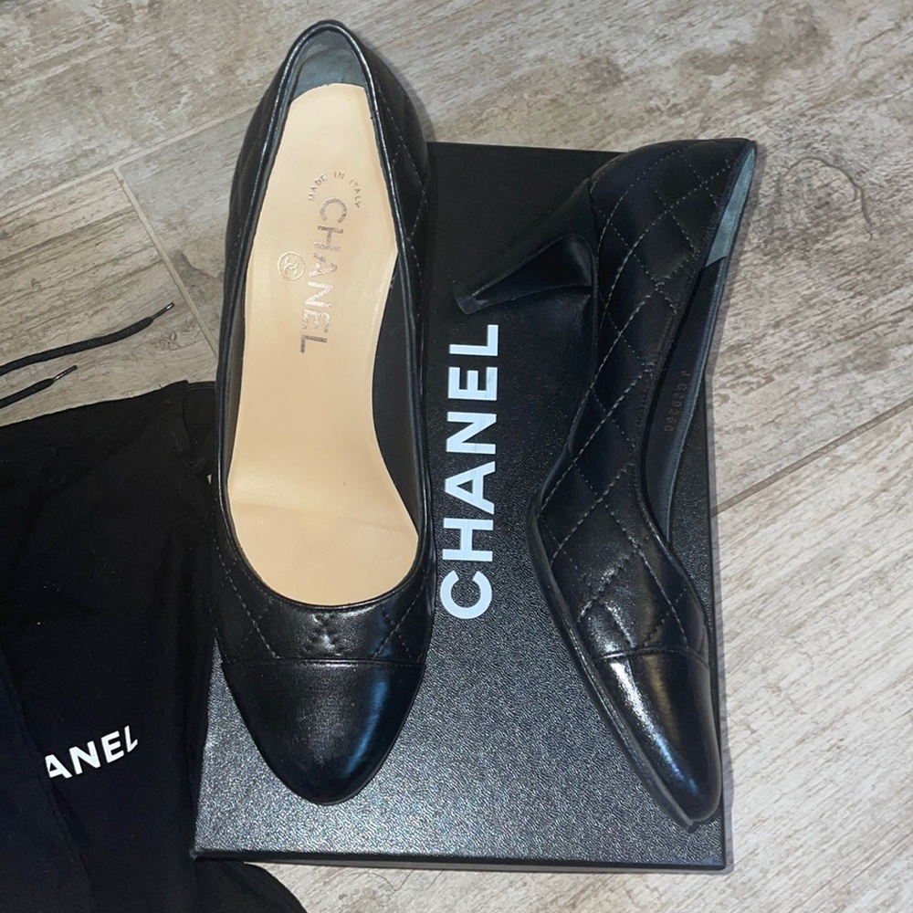 Stunning Chanel quilted pumps in box size 8